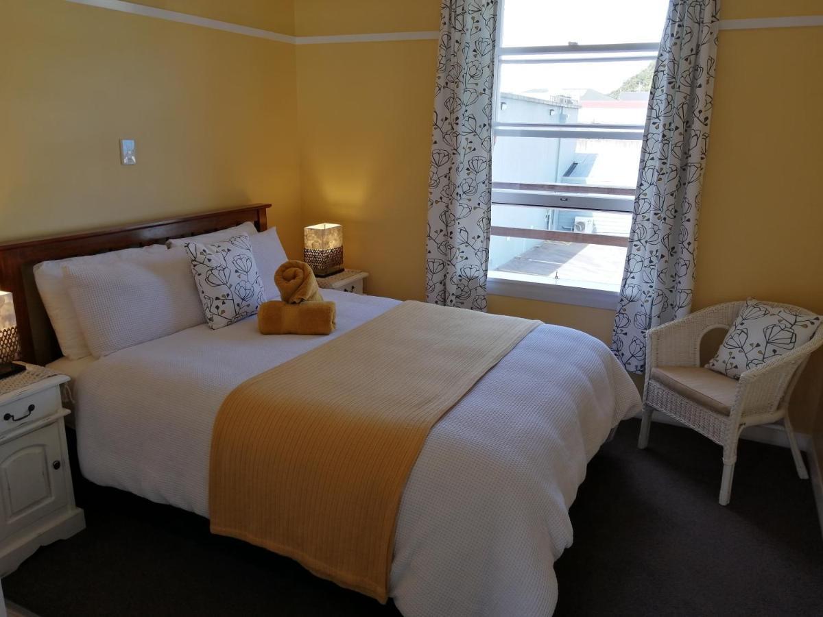The Duke Hostel Greymouth Exterior foto A bedroom at the hotel