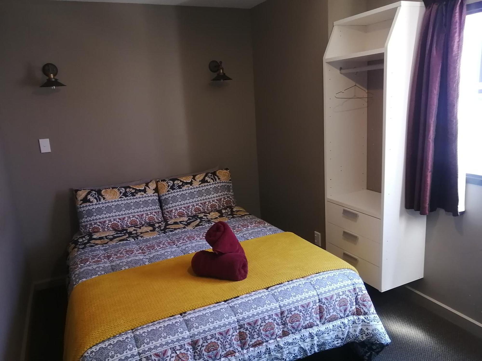 The Duke Hostel Greymouth Exterior foto A bedroom at the hotel