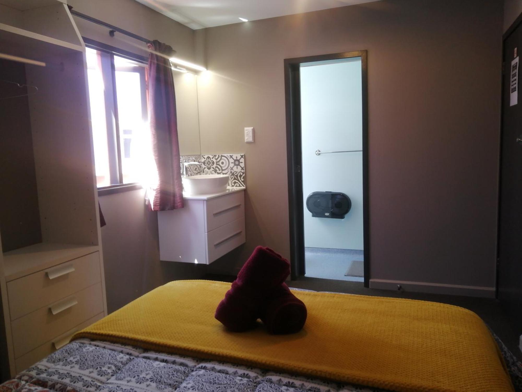 The Duke Hostel Greymouth Exterior foto A room at the hotel