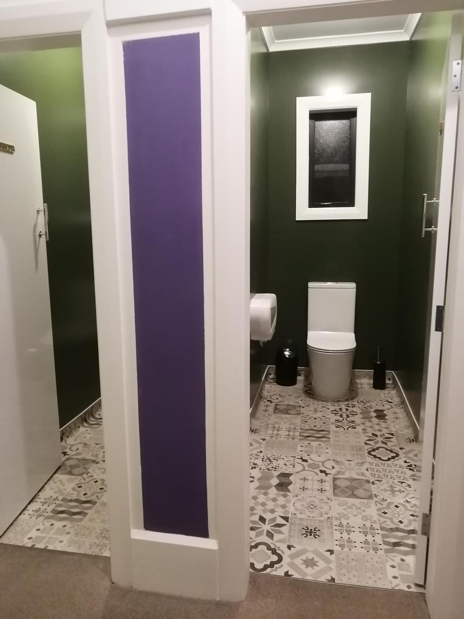 The Duke Hostel Greymouth Exterior foto A toilet in a private stall