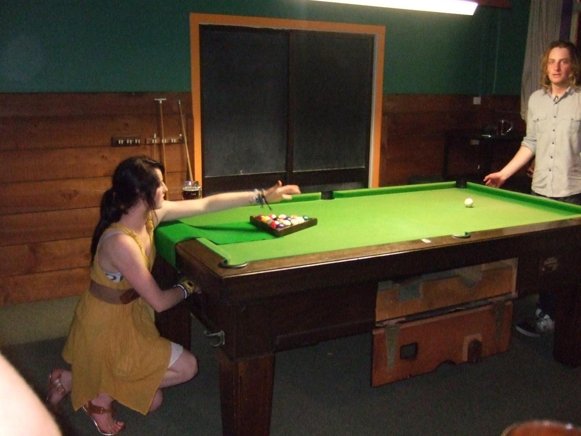 The Duke Hostel Greymouth Exterior foto A snooker table