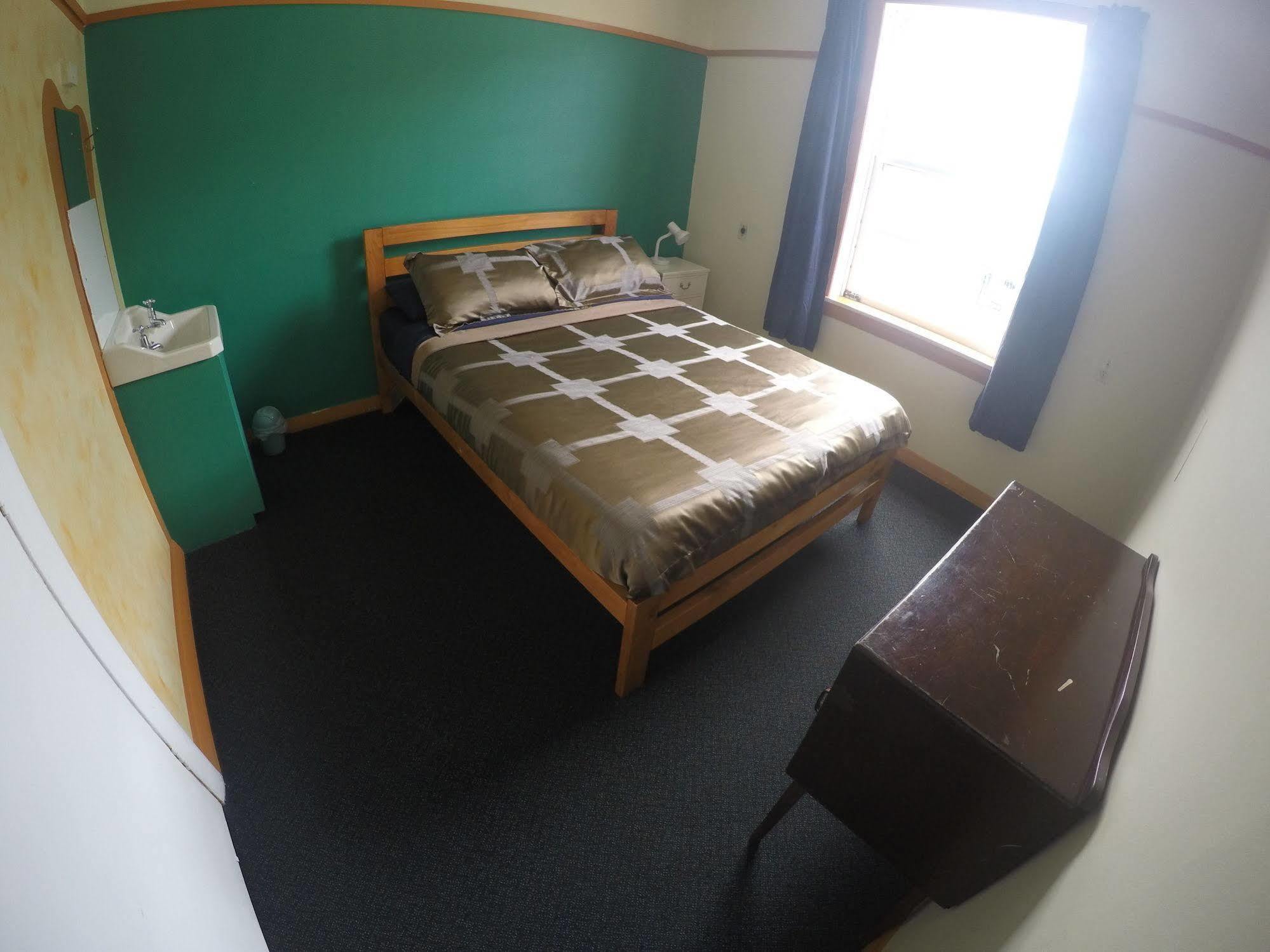 The Duke Hostel Greymouth Exterior foto A bedroom at the hostel