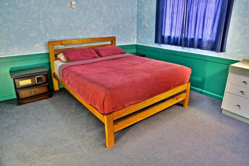 The Duke Hostel Greymouth Exterior foto A bed