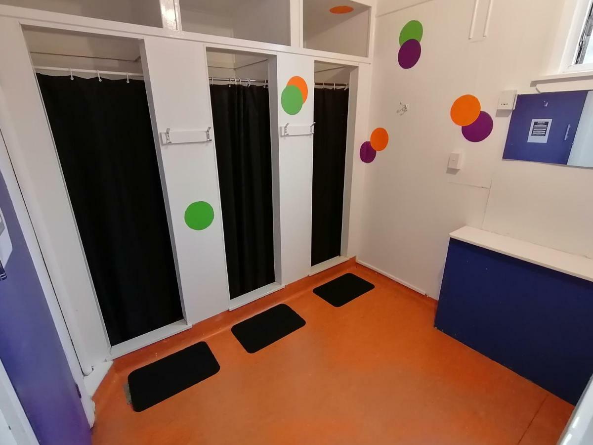 The Duke Hostel Greymouth Exterior foto The interior of a shower room